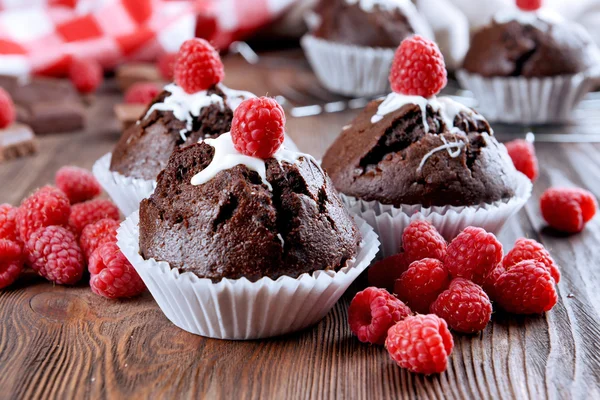 Leckere Cupcakes mit Beeren auf dem Tisch aus nächster Nähe — Stockfoto