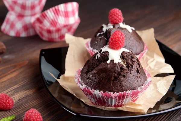 Läckra muffins med bär på bordet på nära håll — Stockfoto