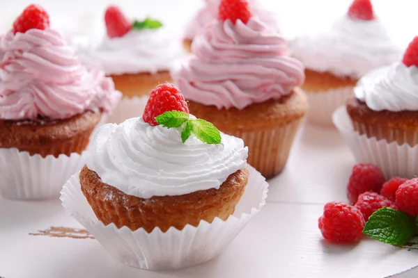 Deliciosos cupcakes com bagas na mesa de perto — Fotografia de Stock