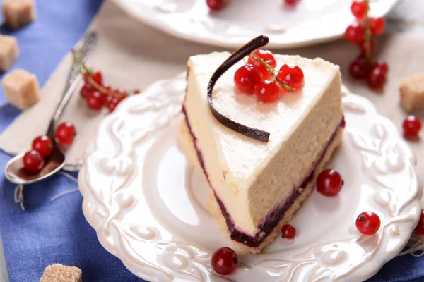 Smakelijke cheesecake met bessen op tafel close-up — Stockfoto