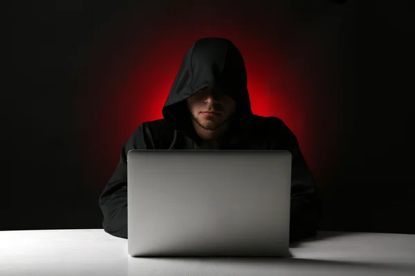 Anonieme Hacker met computer — Stockfoto