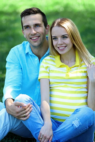 Jonge zwangere vrouw met echtgenoot — Stockfoto