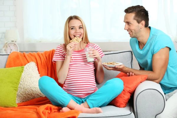 Young pregnant woman with husband — Stock Photo, Image