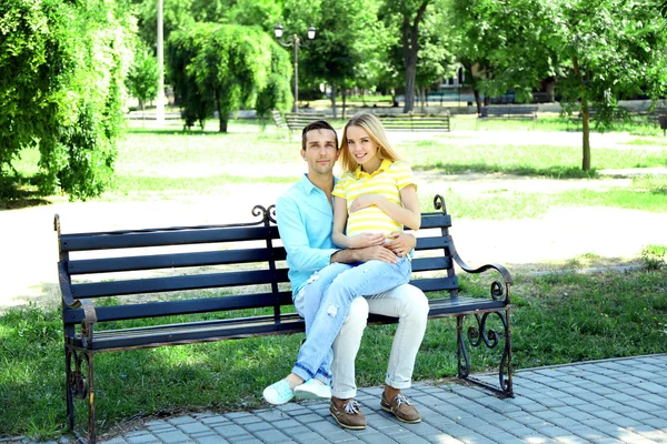 Mladá těhotná žena s manželem — Stock fotografie