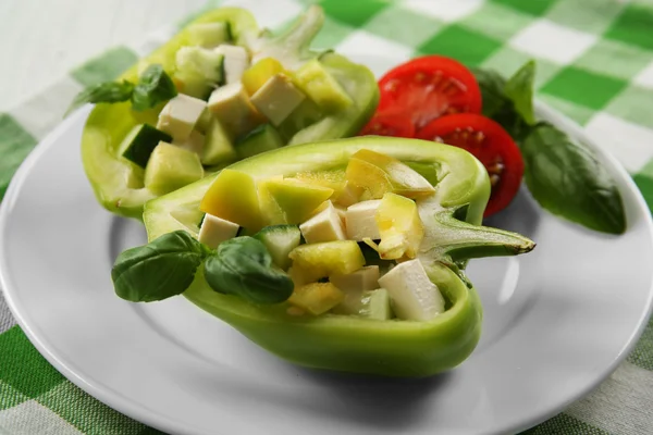 Insalata verde fresca in pepe su tavolo da vicino — Foto Stock