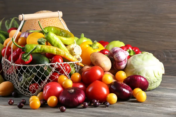 Hromada čerstvého ovoce a zeleniny na dřevěném pozadí — Stock fotografie