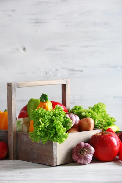 Montón de frutas y verduras frescas sobre fondo de madera — Foto de Stock