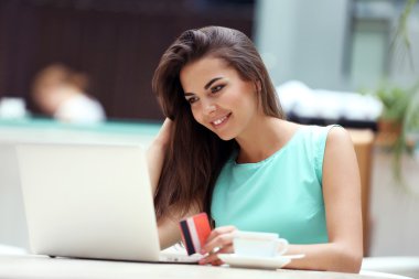 Dizüstü bilgisayarı olan güzel genç bir kadın. 