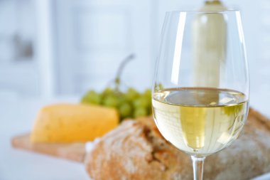 Natürmort, şarap, üzüm, peynir ve ekmek ışık arka plan üzerinde