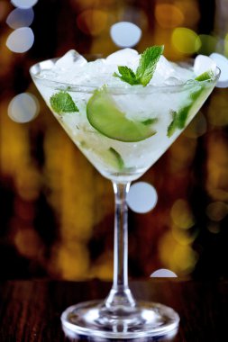 Buz üzerinde bulanık ışıklar arka plan ile kokteyl bardak