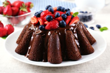 Lezzetli çikolatalı muffin sır ve çilek tablo ile yakın çekim