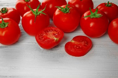 ahşap arka plan üzerinde kırmızı domates