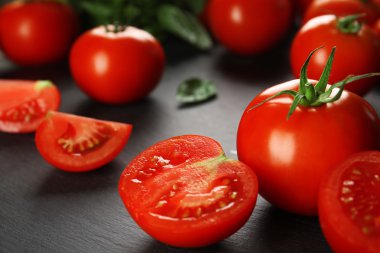 ahşap arka plan üzerinde kırmızı domates