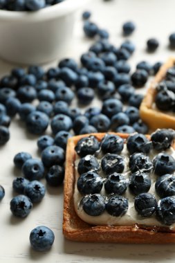 Gurme taze yaban mersini tart masada