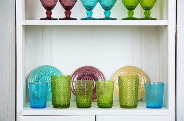 Temiz bardak, tabak ve çatal bıçak takımı