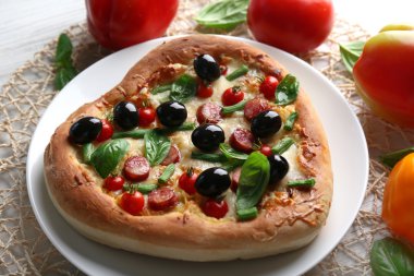 Plaka, sebzeli pizza şeklinde lezzetli kalp yakın çekim