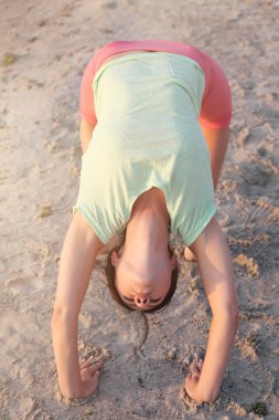 güzel kız pratik yoga 