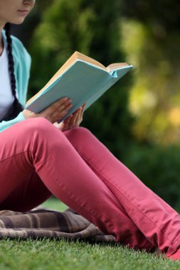 Kitaplı Genç Kadın