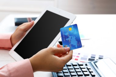 Dijital tablet ve kredi kartı ile el