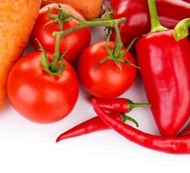 Üst üste beyaz izole renkli sebze kompozisyon