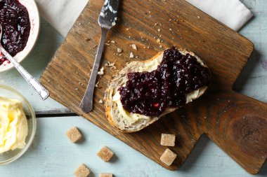 Kase, tereyağı, taze ekmek ve kraker mavi ahşap zemin üzerine lezzetli reçel