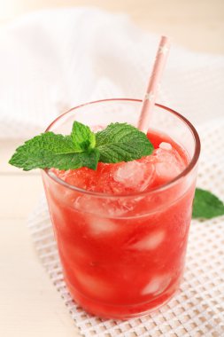 Gözlüklü, ahşap masa arka plan üzerinde soğuk karpuz içecekler