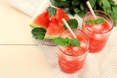 Soğuk karpuz tatlılar ve içecekler içinde gözlük, ahşap masa arka plan üzerinde