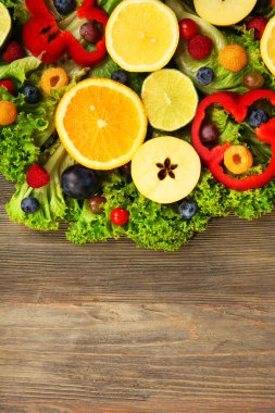 Meyve ve sebzelerin ahşap arka plan üzerinde güzel buket yakın çekim