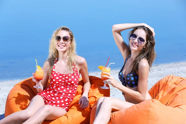 Due giovani ragazze che si godono cocktail — Foto Stock