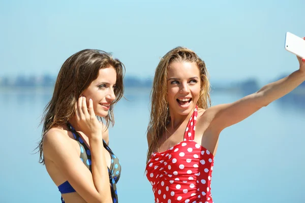 Two young girls making selfie — Stock Photo, Image