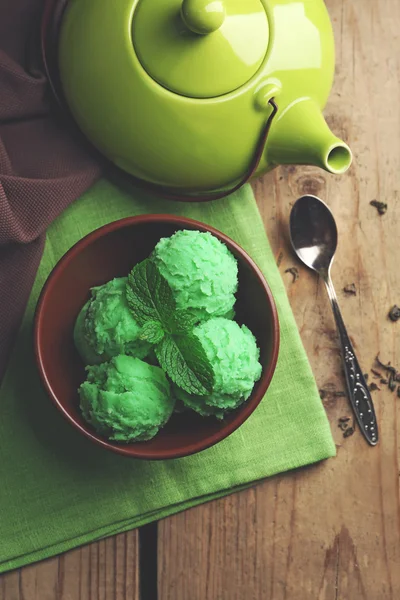 Helado de té verde casero sobre fondo de madera — Foto de Stock