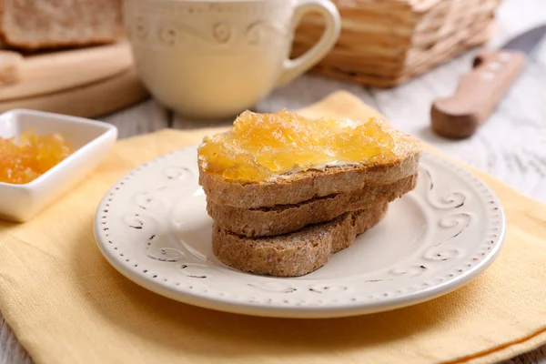 Tostadas frescas con mantequilla y mermelada en la mesa de cerca — Foto de Stock