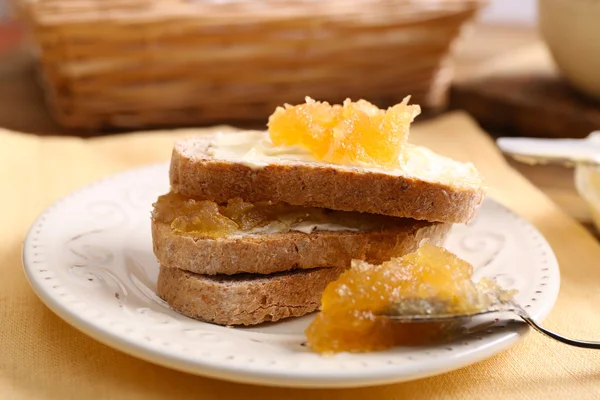 Свежий тост с маслом и вареньем на столе — стоковое фото