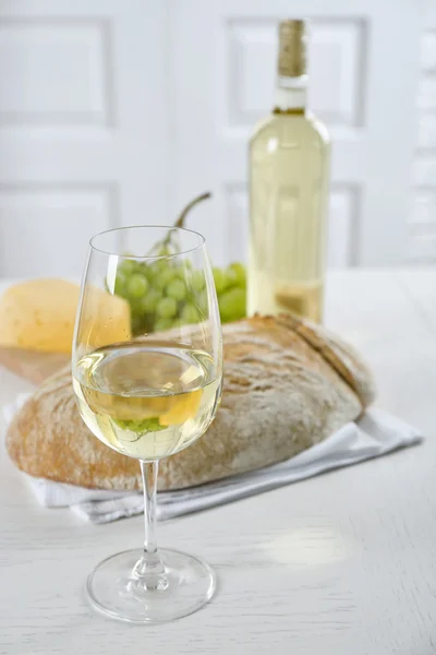 Stilleben av vin, druvmust, ost och bröd på ljus bakgrund — Stockfoto