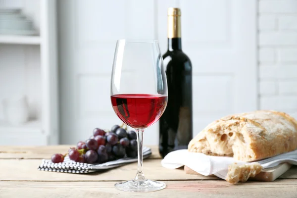 Zátiší z vína a chleba na světlé pozadí — Stock fotografie