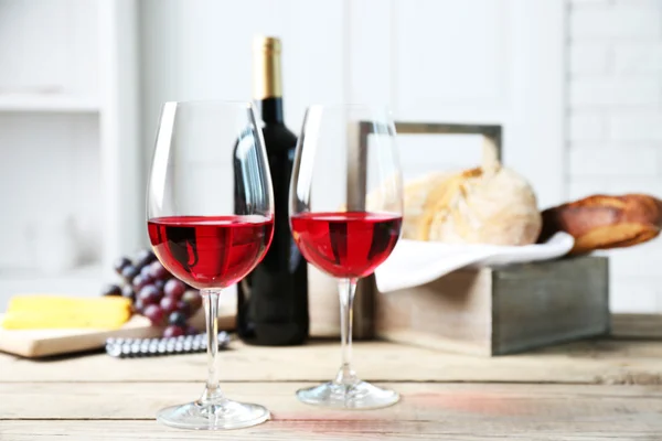 Натюрморт вина, винограда, сыра и хлеба на светлом фоне — стоковое фото