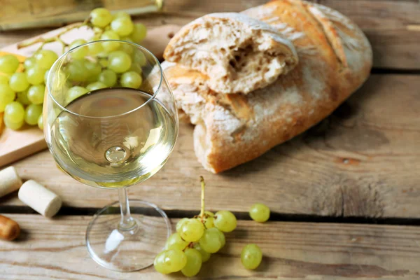 Ainda vida de vinho, uva, queijo e pão em fundo de madeira rústica — Fotografia de Stock