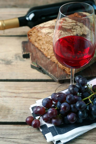 Natureza morta de vinho e pão em fundo de madeira rústica — Fotografia de Stock