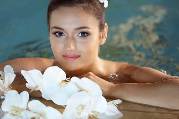 Bella giovane donna in piscina — Foto Stock