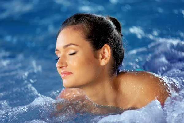 Mulher na piscina — Fotografia de Stock