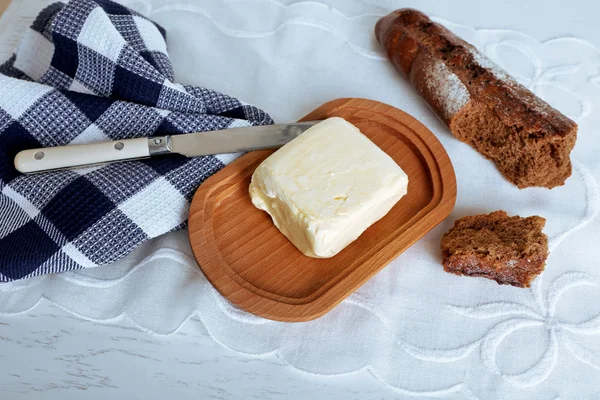Φρέσκο ψωμί και το βούτυρο στο τραπέζι σε κοντινό πλάνο — Φωτογραφία Αρχείου