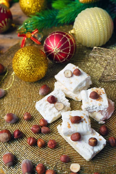 Turrón dulce con almendras y decoración navideña —  Fotos de Stock