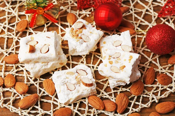 Turrón dulce con almendras y decoración navideña —  Fotos de Stock