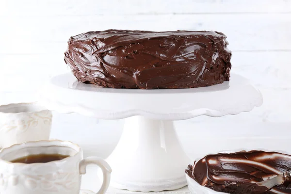 Delicioso postre de chocolate sobre fondo blanco — Foto de Stock