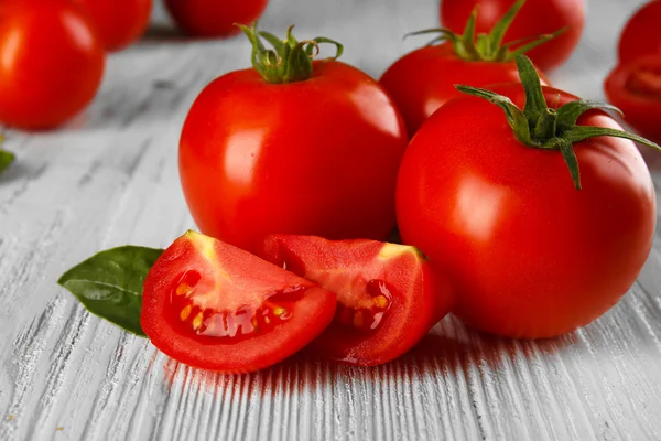 Tomates vermelhos em fundo de madeira — Fotografia de Stock