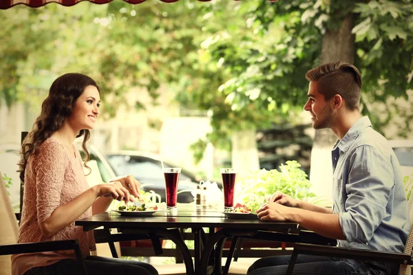 Couple heureux sur la terrasse — Photo