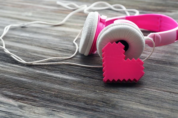 粉红色的耳机，用乐观的心 — 图库照片