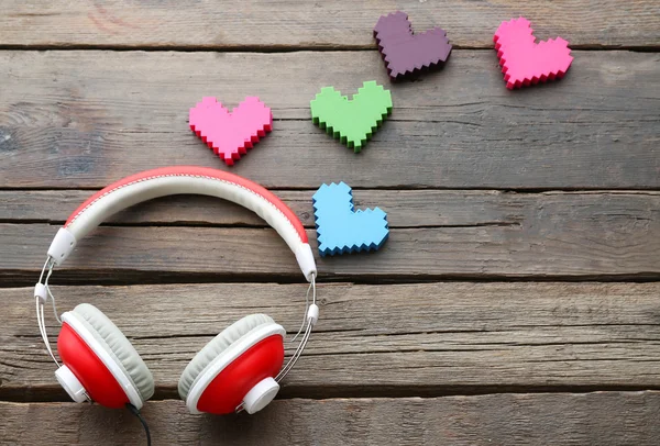 Röd hörlurar nära hjärtan — Stockfoto
