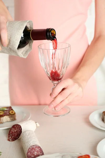 Mulher derramando vinho — Fotografia de Stock