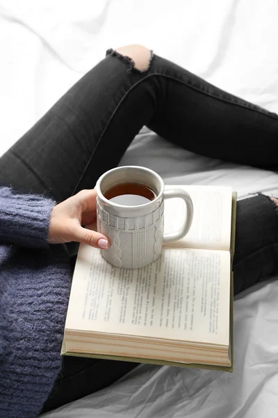 Mulher com livro velho e copo — Fotografia de Stock